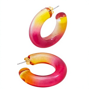Boucles d'oreilles en résine colorées faites à la main pour femmes, boucles d'oreilles pendantes uniques en résine époxy artistique, bijoux légers et tendance pour un style décontracté - Product Image 1