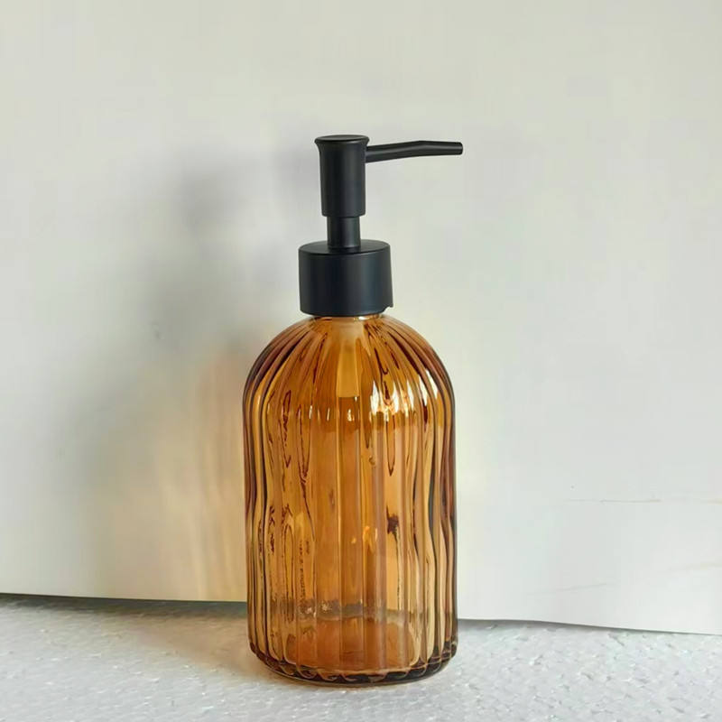 หมวกชาดำลายแนวตั้ง