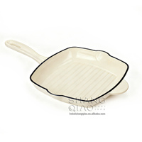 Ensemble de 7 casseroles en fonte émaillée blanche, comprenant une cocotte, une casserole à ragoût et une poêle à frire