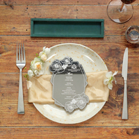 Cartes de menu élégantes et tendance en acrylique effet miroir argenté, motif texte blanc estampé à chaud pour restaurant et célébrations