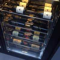 Cave à vin moderne de luxe à température constante pour hôtel, armoire de présentation de vin pour la maison