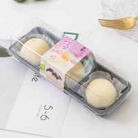 Boîtes d'emballage transparentes en PET à 3 compartiments, idéales pour les produits alimentaires tels que les macarons au chocolat et les desserts.
