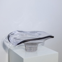 Collection d'objets en verre artistique Améthyste à bords frisés, comprenant un vase en verre à bord ondulé fait main et un plateau de service pour la décoration intérieure