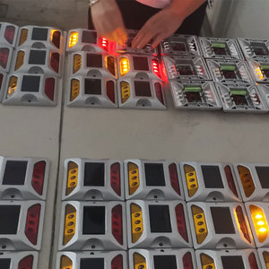 LED Yanıp Sönen Yansıtıcı Alüminyum Üretici Fiyatı Güçlendirilmiş Çivi Işıkları Kedi Gözü Reflektör Kaldırım İşaretleyicileri Güneş Enerjili Yol Çivileri - Product Image 3