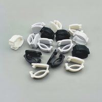 Olian Vente en gros Plastique Noir Blanc Chaussure Fleur Petit Bas Bouton Boucle Clips Fermoirs pour DIY Shoelce Charms