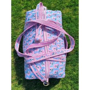 Bolsa de lona acolchada de algodón hecha a mano, duradera, ligera, con asas resistentes, elegante estampado de bloques, perfecta para viajes de fin de semana y gimnasio. - Product Image 6