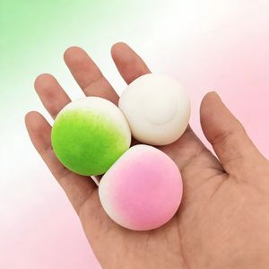 Balle anti-stress à rebond lent en forme de chignon, couleur dégradée, modèle alimentaire, décoration de bureau - Product Image 1