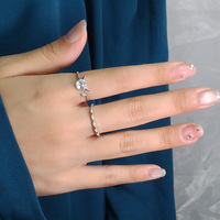 Anillo Abierto de Diseño Pequeño con Moissanita de Corte Princesa y Engaste de Garra, de Moda y Tendencia, para Compromiso y Boda de Jóvenes