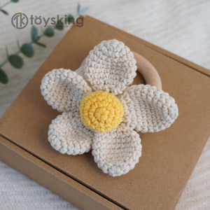 <span class=keywords><strong>Hochet</strong></span> pour bébé en bois de hêtre et coton, fait main, <span class=keywords><strong>personnalisable</strong></span>, en forme de fleur au crochet, pour filles, vente en gros - Product Image 3