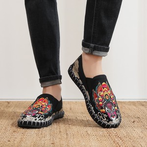 Zapatos de Tela Sin Cordones para Hombre Bupu Fenghua Estilo Pekín Antiguo, Nuevos Zapatos Casuales Bordados con Suela Suave Multicapa Hechos a Mano para Primavera/Verano - Product Image 4