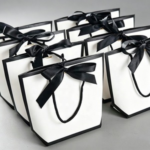 Sacs cadeaux trapézoïdaux élégants noirs et blancs en papier d'art de luxe avec nœud en satin pour boutiques, mariages, cosmétiques et vêtements - En stock et prêts à l'emploi - Product Image 4