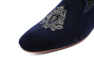 รองเท้าผู้ชายรุ่นใหม่ล่าสุด ดีไซน์ทันสมัย สไตล์เรโทร หัวเหลี่ยม หนังแท้ พื้นกันลื่น เหมาะสำหรับใส่ทำงานหรือลำลอง - Product Image 4