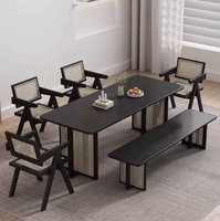 Ensemble table et chaises en bois massif, au design rétro et épuré. Banc long en bois massif. Table en bois massif.