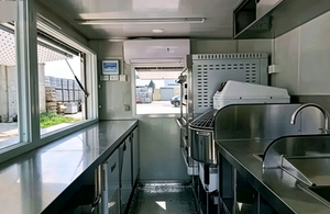 Remorque alimentaire commerciale <span class=keywords><strong>avec</strong></span> double fenêtre et comptoir pour la préparation de soufflés et de crêpes, idéale pour la vente de crêpes dans les rues nocturnes de Miami - Product Image 5