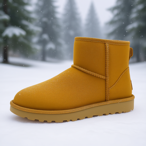 Bottines pour femme Ugg Classic Mini II en daim couleur graines de moutarde, à enfiler, doublure en fourrure pour l'hiver, semelle extérieure en caoutchouc - Product Image 2