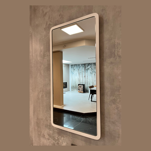 Miroir de salle de bain rectangulaire avec cadre blanc mat intégré et coins arrondis, design moderne et élégant pour la zone de la coiffeuse ou de l'évier - Product Image 2