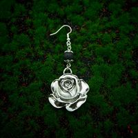 Boucles d'oreilles en alliage de zinc plaqué argent antique à la mode, boucles d'oreilles pendantes en forme de rose, cadeaux pour les occasions spéciales pour femmes