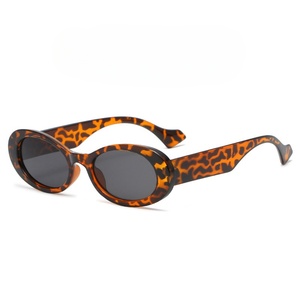 Gafas de Sol Unisex de Moda en Oferta, Protección UV400, Lentes con Logotipo Personalizado, Monturas Ovaladas de PC, Diseño Metálico Ancho, Estilo Vantage, para Playa y Fiestas - Product Image 3