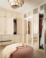 Dressing moderne de luxe Cavio avec tiroirs cannelés et portes miroir intégrées, taille et couleur personnalisables