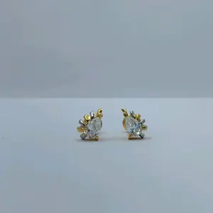 Pendientes Clásicos de Diamantes en Oro Blanco y Dorado, Corte Pera, Engaste de Puntas, Joyería Elegante para Uso Diario - Product Image 1