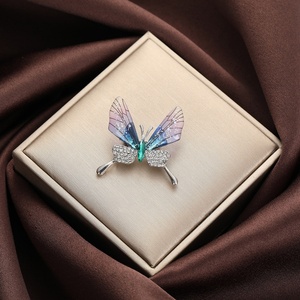 Broche de compromiso para mujer, personalizable al por mayor, de alta calidad, con diseño de mariposa vintage en aleación de oro y circonita de cristal engastada en bisel. - Product Image 6