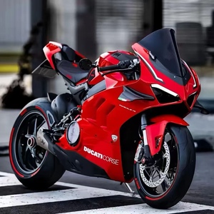 Moto tout-terrain <span class=keywords><strong>Ducati</strong></span> équipée d'un moteur <span class=keywords><strong>V4</strong></span> à 90 degrés Desmosedici <span class=keywords><strong>Stradale</strong></span>, même origine que la moto de course MotoGP - Product Image 1