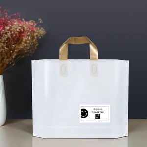 Sacchetti di Tote del <span class=keywords><strong>negozio</strong></span> di abbigliamento femminile su misura palmare di plastica con Logo stampato per lo Shopping di cosmetici e vestiti - Product Image 1