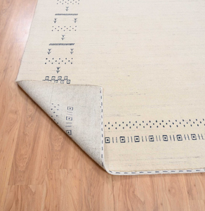 Tapis géométrique blanc Tapis de sol Gabbeh créé avec de la laine naturelle et des tons rustiques pour un style de chambre classique - Product Image 2