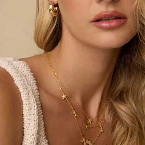 Collar Gemnel String of Stars, Cadena de Plata de Ley 925 con Baño de Oro, con Cinco Elegantes Dijes de Estrella con Circonita Cúbica, Extensor de Longitud - Product Image 4