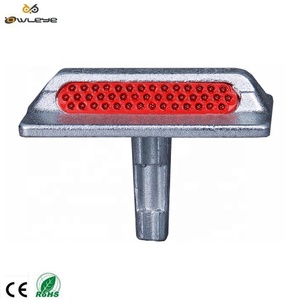 Marqueur <span class=keywords><strong>de</strong></span> chaussée <span class=keywords><strong>solaire</strong></span> en acier moulé à œil <span class=keywords><strong>de</strong></span> chat, sans entretien, longue durée <span class=keywords><strong>de</strong></span> vie, blanc, économique, hautement réfléchissant, surélevé - Product Image 1