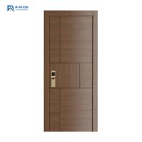 La dernière porte intérieure en bois conçue est simple et à la mode avec une poignée
