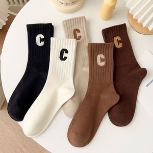 Chaussettes de sport montantes pour femme, personnalisées en gros, pour l'automne et l'<span class=keywords><strong>hiver</strong></span>, avec lettres brodées, motif uni style universitaire, grande lettre C - Product Image 6