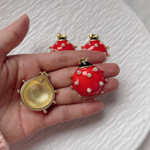 <span class=keywords><strong>Ciondolo</strong></span> Charm a Forma di <span class=keywords><strong>Coccinella</strong></span> in Ottone Placcato Oro con Dettagli in Perle e Smalto Rosso, Gioiello Regalo - Product Image 2