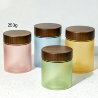 Pot en PET couleur thé personnalisé pour emballage cosmétique, avec couvercle en bambou foncé, tailles variées, couleur et logo personnalisables