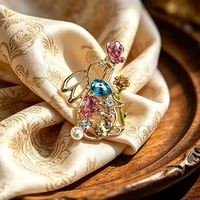 Bros Kelinci Warna Emas Berongga dengan Kristal & Enamel Bunga, Pin Kerah Aksesoris Wanita
