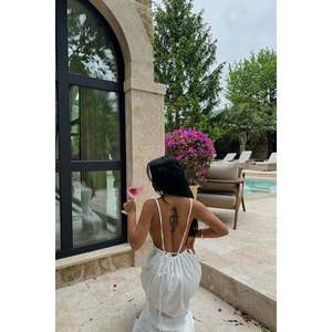 Robe blanche avec détail complexe au dos - Product Image 3