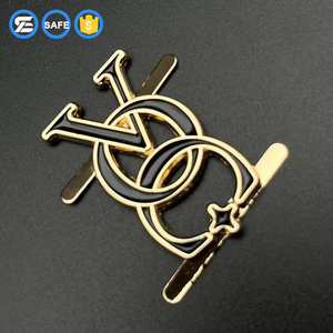 Etiqueta de ropa de Metal con forma de letra personalizada de excelente calidad, etiquetas de chapado de aleación de Zinc grabadas para coser - Product Image 1