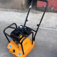 L'usine fournit des compacteurs de plaques avant-arrière avec moteurs diesel ou essence pour la construction ou l'usage domestique.
