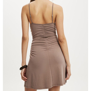 Robe pour femme, longueur genou, à bretelles réglables, avec détail froncé sur le devant, silhouette droite, col en V, taille haute, coupe ajustée - Product Image 2