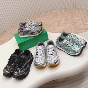 Chaussures de tennis de luxe originales pour hommes et femmes, nouvelle collection, design tendance, à lacets, respirantes, imperméables, en maille, pour toutes les saisons, idéales pour la marche. - Product Image 1