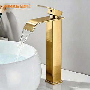 Robinet <span class=keywords><strong>de</strong></span> lavabo <span class=keywords><strong>de</strong></span> salle <span class=keywords><strong>de</strong></span> bain <span class=keywords><strong>de</strong></span> luxe européen à poignée unique, finition or brossé, à poser sur le comptoir, avec cascade en céramique, pour lavabos sur pied et utilisation en chambre - Product Image 2