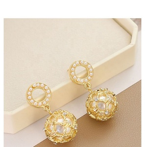 Boucles d'oreilles clous pour femmes, nouvelle collection haut de gamme, argent S925, zircon, imitation perle, plaqué or 18 carats, tendance, luxe léger, mode, vente en gros - Product Image 6