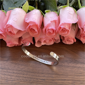 Brazalete de acero inoxidable para mujer, joyería inspiradora con mensaje personalizado, grabado con alas <span class=keywords><strong>Brave</strong></span> - Product Image 3