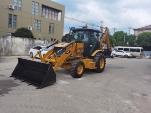 Chargeuse-pelleteuse CAT 420D d'occasion, avec godet frontal 4-en-1, bras télescopique, en bon état, matériel de construction en stock - Product Image 3