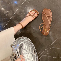 Sandales plates à lanières réglables pour femmes, style OEM/ODM, avec bride cheville, bout carré ouvert, fines lanières, boucle ajustable, pour l'été, la plage, décontractées, en microfibre douce