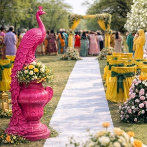 รูปปั้นนกยูงแกะสลักสีชมพูสุดหรูหรา วัสดุไฟเบอร์กลาส สำหรับตกแต่งทางเดินและกระถางปลูกต้นไม้สำหรับงานฮัลดี เมห์นดี - Product Image 2