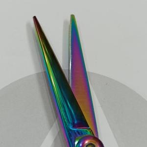 Ciseaux de barbier fantaisie, ciseaux de coiffure professionnels en titane arc-en-ciel avec pivot pour le pouce et repose-doigts - Product Image 4