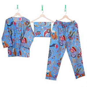 Pyjama indien fait main en coton écologique de haute qualité à imprimé floral – Tenue de nuit élégante et décontractée pour l'été, l'automne et les vacances matinales - Product Image 1