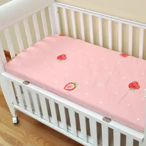 OEM fabricante personalizado suave rosa fresa patrón de algodón cuna cama sábanas bajeras para niños