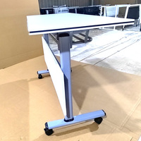 Bureau de travail moderne minimaliste pour deux personnes, table mobile modulaire pliable en PVC ignifuge à grande surface pour la formation/les conférences